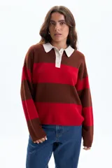 Sweater de tejido de punto con diseño a rayas horizontales anchas en colores rojo, marrón oscuro y beige claro en el cuello. Posee cuello polo y tapeta con botones.