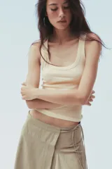 Top de escote redondo y tirantes, con acabados en rib.