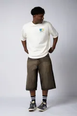 Remera oversize color crema con estampado abstracto en el pecho, inspirado en Claude Monet.