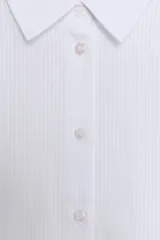 Camisa de algodón con diseño de rayas verticales sutiles, cuello solapa, manga larga con puños abotonados y cierre frontal con botones.