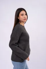 Sweater de punto grueso con cuello redondo, manga larga y calce relajado.