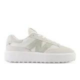 Championes urbanos New Balance modelo CT302, color blanco con detalles en verde, confeccionados en gamuza y malla, con entresuela estratificada y puntera de goma.