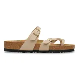 Sandalias Birkenstock modelo Mayari, color arena, con dos tiras ajustables con hebilla metálica dorada y diseño de dedo. Plantilla anatómica de corcho con estampado floral y suela negra dentada.
