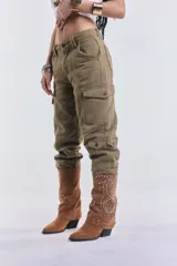 Pantalón cargo tipo babucha de denim en color verde militar, con bolsillos laterales con solapa y puños elásticos en los tobillos.