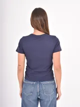 Remera de algodón de corte ajustado, con cuello redondo y mangas cortas.