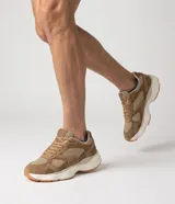Championes deportivos Renner para hombre, de color marrón y tostado, con diseño volumétrico, capellada combinada de malla y material sintético, cordones al tono y suela chunky de goma.