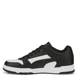 Championes urbanos Puma modelo RBD Game Low, color blanco con detalles en negro. Presentan un diseño inspirado en el básquetbol con perforaciones en la puntera, el logo de la marca en la lengüeta y la franja característica en los laterales. Cuentan con suela de goma con efecto envejecido.