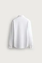 Camisa regular fit de manga larga con diseño de rayas verticales celestes y blancas, cuello italiano y cierre frontal con botones.