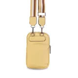 Phonebag color amarillo claro con textura granulada, cierre superior y bolsillo trasero tipo sobre. Incluye correa regulable y desmontable de galón con rayas en tonos marrones y beige.
