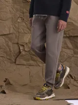 Pantalón tipo jogger color azul marino, con cintura elástica ajustable mediante cordón y puños elásticos en los tobillos.