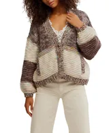 Cárdigan grueso de punto con diseño patchwork en tonos marrones, beige y toques de color pastel. Presenta cuello V, botones frontales y bolsillos amplios en la parte delantera. Las mangas son largas y abullonadas.