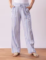 Pantalón de lino de la marca Marissa Olivia, con pretina ancha elastizada y lazo de ajuste. Diseño a rayas verticales en blanco, rojo y azul. Cuenta con bolsillos inclinados en la parte delantera.