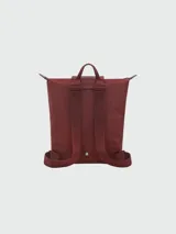 Mochila Longchamp modelo Le Pliage One, color bordó, con diseño minimalista, cierre superior y solapa frontal con botón a presión.