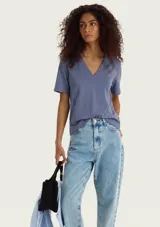 Remera color violeta con cuello en V y mangas cortas, de diseño clásico y calce cómodo.
