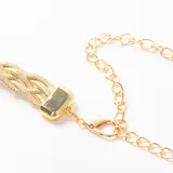 Cinto fino de cadena trenzada en color dorado, con cierre de mosquetón y cadena de alargue ajustable.