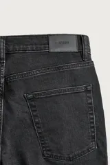 Jeans slim fit de tiro medio, color celeste claro con efecto lavado. Confeccionados en tejido elástico, cuentan con diseño de cinco bolsillos y cierre frontal con cremallera y botón metálico.