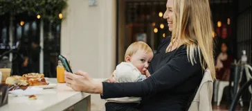 Remera de lactancia celeste con escote redondo y mangas largas.