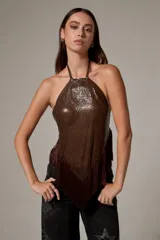 Top halter color marrón de malla metálica brillante, con diseño sin mangas y terminación en punta con flecos colgantes.