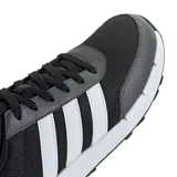 Championes Adidas Runtamed de diseño deportivo, color negro con detalles en gris y las icónicas tres tiras blancas en los laterales. Presentan una suela con plataforma blanca y refuerzos en la puntera y talón.
