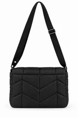 Cartera bandolera negra de diseño puffer acolchado, con solapa y costuras chevron. Cuenta con una correa ajustable de cinta resistente y un detalle de etiqueta frontal con el logo grabado.