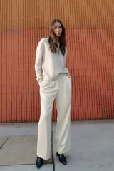 Jersey de punto liso con cuello redondo y manga larga, con acabados en rib en puños y ruedo.