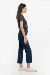 Jeans de tiro alto color azul oscuro, corte recto y largo al tobillo.