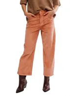 Pantalón de pana color naranja salmón, tiro alto, corte recto y largo cropped. Presenta cinco bolsillos y presillas para cinturón.