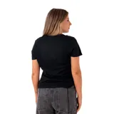 Remera negra Columbia modelo Ruby Springs Graphic con estampa frontal inspirada en la naturaleza, que incluye un pino, montañas y el nombre de la marca.
