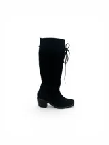 Bota de caña alta color suela, confeccionada en cuero napa, con diseño de caña caída y ajuste mediante cordones en la parte superior. Presenta un taco cuadrado foliado de 4,5 cm y suela de goma antideslizante.