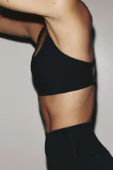 Top deportivo de sujeción media, confeccionado en tejido funcional con tecnología SculptMove y DryMove. Presenta escote redondo, breteles finos, espalda nadadora y bajo elástico. Incluye copas forradas con relleno extraíble.