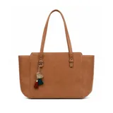 Cartera tipo tote color tostado, con doble asa de hombro y dije colgante en forma de corazón con borlas decorativas.