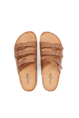 Sandalias marrones con tres tiras ajustables con hebilla y plantilla de corcho.