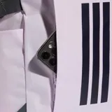 Mochila deportiva Adidas modelo Power VIII, color lavanda con base y detalles en gris oscuro. Presenta el logo de la marca y las tres tiras características en color negro en el frente. Cuenta con correas de ajuste laterales y compartimento principal con cierre.