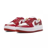 Championes Nike Air Jordan 1 Elevate Low, con diseño de plataforma, combinando cuero blanco y rojo. Presenta el icónico logo Swoosh en el lateral y una suela de goma gruesa en color blanco con base roja.