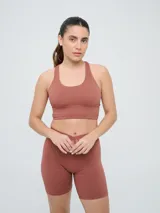 Top deportivo Umbro color negro con diseño de espalda nadadora y banda elástica en la base para mayor soporte.
