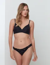 Soutien de lycra color piel, sin aro y con copa formada.