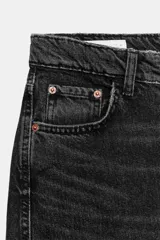 Jeans de tiro medio con diseño de volumen crop y perneras curvas. Presenta cinco bolsillos, cierre frontal con cremallera y botón metálico.