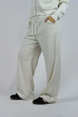 Pantalón de jogging beige, confeccionado en 100% algodón, de corte ancho y relajado con cintura elástica y cordón ajustable.