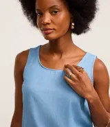 Blusa sin mangas de jean celeste, con cuello redondo y corte recto.