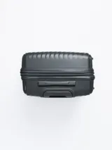Valija de viaje rígida de 24 pulgadas en color gris oscuro con diseño de líneas diagonales en relieve. Cuenta con cuatro ruedas con giro de 360°, asa telescópica ajustable, asa de mano lateral y sistema de seguridad con combinación.