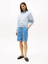 Buzo celeste de algodón con cuello redondo y logo de Tommy Hilfiger bordado en el pecho y en el puño.