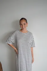 Vestido largo de viscosa color negro con estampado de lunares blancos, escote redondo y mangas cortas.