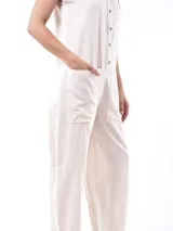 Mono negro de corte holgado, con cuello redondo, mangas cortas y cierre frontal con botones.