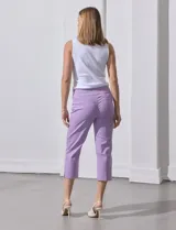 Pantalón capri de gabardina elastizada color beige, marca Zac & Reachel. Pretina ancha elastizada. Delantera y trasera con bolsillos simulados.