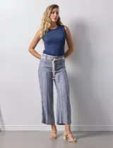 Pantalón de lino a rayas verticales en tonos azul, beige y blanco, con corte wide leg, pretina con pasadores, cierre y botón. Incluye cinturón de soga con hebilla redonda.
