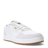 Championes Puma Court Classic Lux SD de estilo urbano inspirado en el tenis. Presentan una silueta de corte bajo en color blanco con detalles en gamuza gris claro en la puntera y el talón, y suela de goma color caramelo. Incluyen el logo de la marca en dorado en el lateral y la lengüeta.