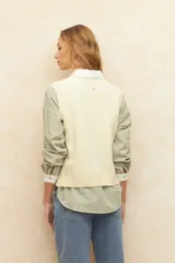 Chaleco tejido color marrón con cuello redondo y diseño de punto trenzado.