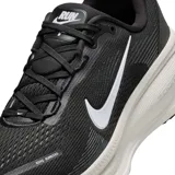 Championes de running Nike Vomero 18, color negro con detalles en blanco. Presentan tecnología ZoomX en la entresuela para mayor amortiguación y diseño de malla transpirable en la parte superior.