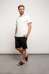 Bermuda lisa de corte clásico, con bolsillos laterales y traseros.