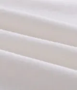 Remera de algodón marca Marfinno, color blanco, con cuello redondo y detalle de ribete en contraste. Presenta un diseño de cuatro sellos bordados en el pecho.